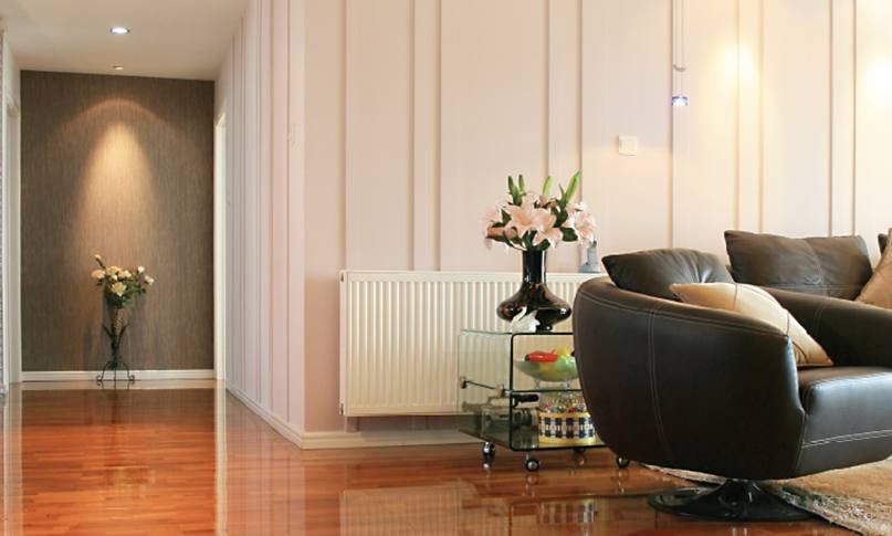     在我們挑選暖氣片時，不僅要看價格，還要看產品和服務，才能避免吃虧上當。

    選擇暖氣片從哪些角度出發?

    1.看材質

    材質影響到產品的使用和壽命。廠家選擇的材質過關，不僅在使用中減少漏水等問題，還能夠延長暖氣片的壽命。用戶在挑選材質時，可以咨詢一下鋼管或銅管的壁厚，一些特殊產品的片頭和壁厚是不同的，片頭需要加厚，才能抵抗住常年侵蝕。材質要求均勻，無凸起，無水波紋。

    2.看安裝

    很多廠家都有自己的安裝隊，或者有固定合作的安裝隊。安裝人員統一持證上崗，經驗豐富。對自己工廠的產品也比較了解，在測量、方案設計中考慮細致全面。暖氣片安裝時噪音小，測量、打孔、懸掛、打壓等步驟齊全考究，接口緊密，管路布局橫平豎直，彎管接頭少。

    3.看工藝

    暖氣片的生產工藝和品牌廠家密不可分。有些不良小廠家采用回收二手暖氣片，簡單去銹刷漆之后再投放市場，雖然暖氣片價格很便宜，但這種暖氣片往往使用不了一兩年就會漏水。真正品質好的暖氣片，往往通過下料、打孔、焊接、組裝、打壓、打磨、噴涂等幾十道精細工序生產而成，后還有嚴格的質檢。這樣的暖氣片使用起來才會安心。

    4.看售后

    正規產品都有相關的質保協議，在質保期內出現質量問題可以免費更換，因為暖氣片的品質問題給用戶造成的財產損失，還可以通過保險賠付。強大妥善的售后不僅是品牌實力的體現，也是產品過硬品質的體現。

    5.看品牌

    一款品牌形成往往需要多少年的沉淀和口碑傳播，才能在市場上占領一席之地。品牌類廠家，不僅有實力在選材、工藝方面投入較高的成本，在后期服務上也有相關的保障。一旦產品出現問題，可以免費更換，出現暖氣片不熱等問題，還可以上門維修。不會出現暖氣片漏水等問題找不到廠家、相互推卸責任等問題。

    挑選暖氣片時，不僅要看價格，還要看產品和服務，才能避免吃虧上當。

    更多資訊盡在鼎格舒適家，免費設計方案和報價。鼎格舒適家m.hbnlbz.com(全稱四川鼎格舒適家科技有限公司)是知名成都地暖公司，專業提供地暖，暖氣片，中央空調，新風，凈水系統的銷售，設計，安裝等服務。